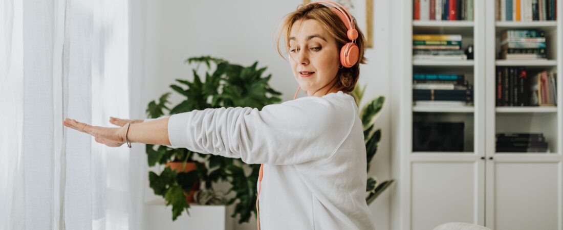 Shoulder Stretches for Office Workers: Simple Ways to Relieve Shoulder Stiffness