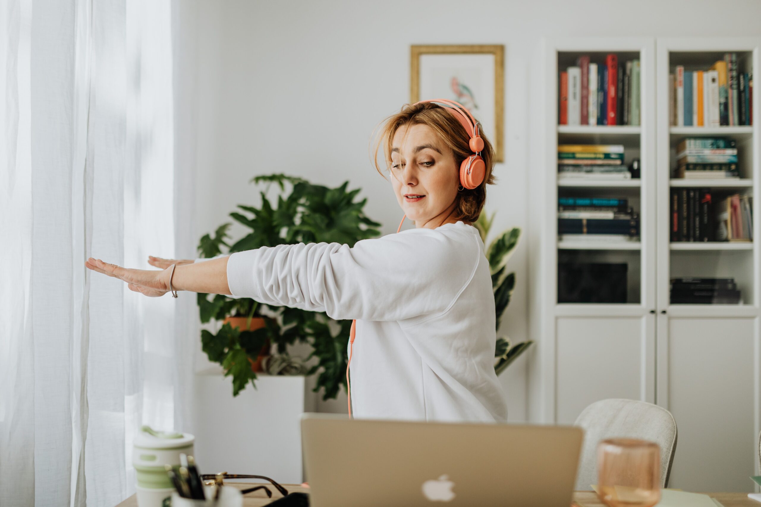 Shoulder Stretches for Office Workers: Simple Ways to Relieve Shoulder Stiffness